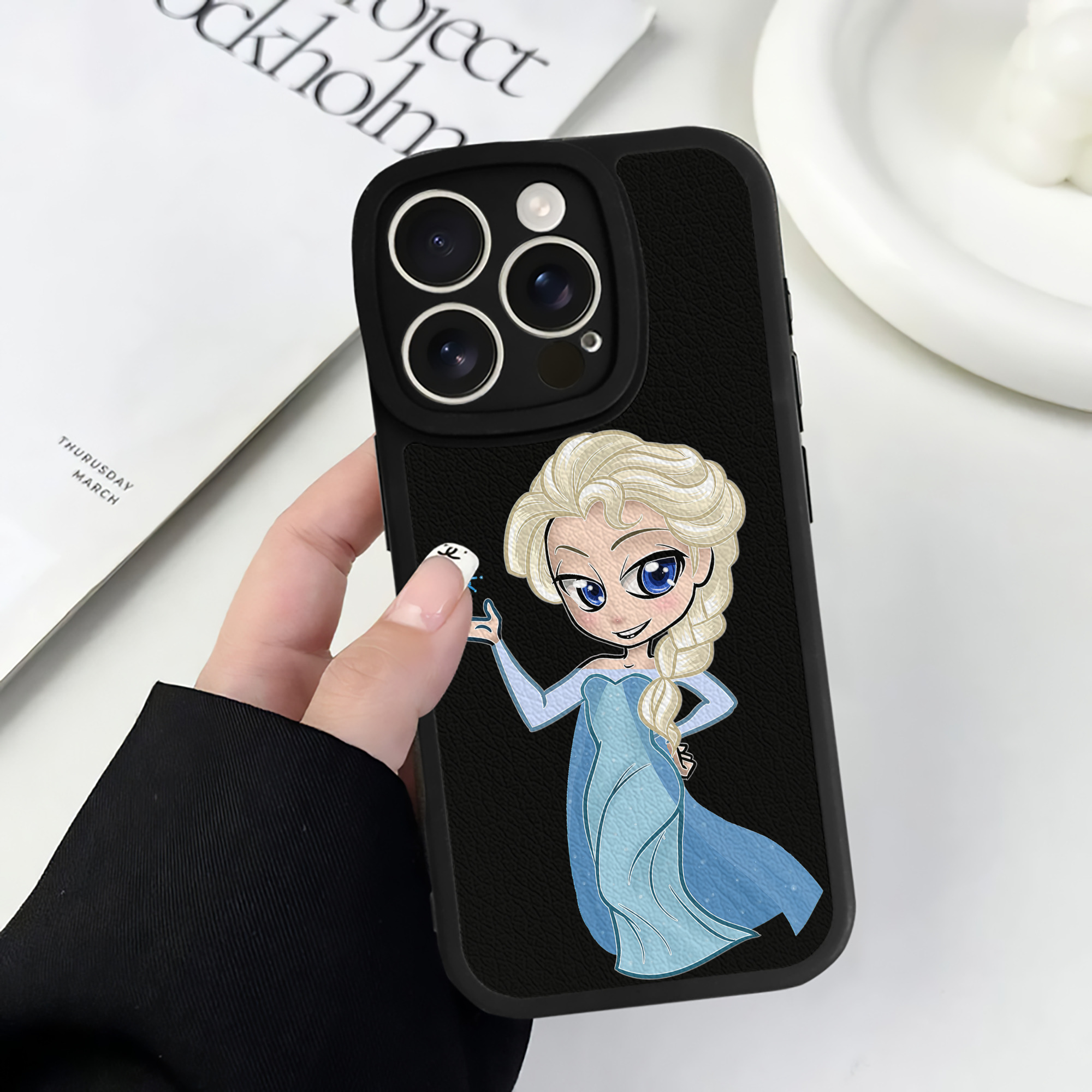 （画像用） アナと雪の女王 アンナ エルサ Frozen Anna Elsa 【iPhone 16シリーズ対応】シリコンスマホケース（レザー調） 材質：シリコン